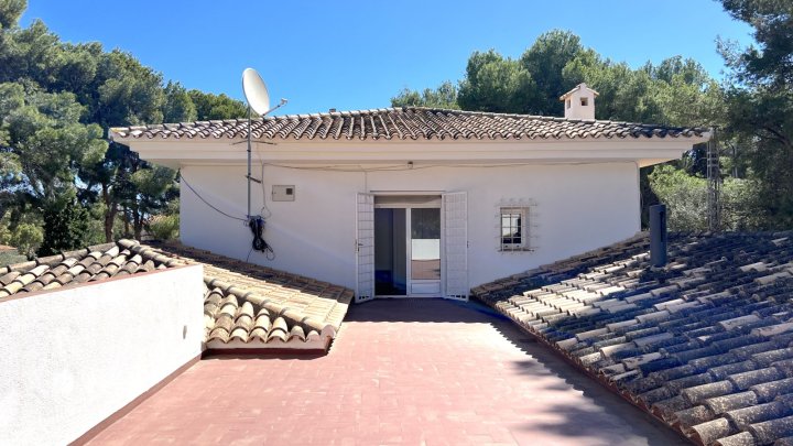 Traumhafte Villa mit großen modernen Räumen in bester Lage von Las Rotas