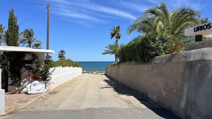 Traumhafte Villa mit großen modernen Räumen in bester Lage von Las Rotas