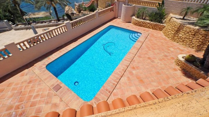 Wunderschöne Villa mit 3 Schlafzimmern, 3 Bädern, Privatpool, Meerblick und direktem Strandzugang