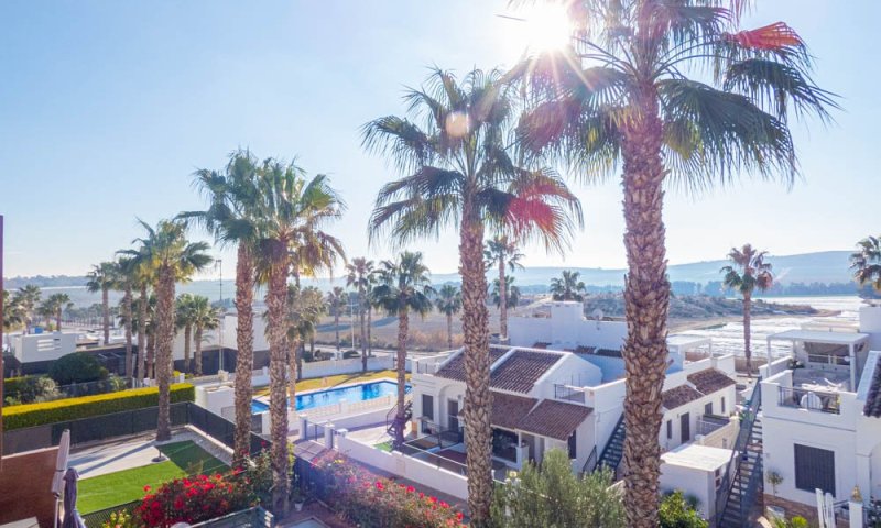 Exklusive Obergeschoss-Wohnung mit 2 Schlafzimmern, 2 Bäder, Dachterrasse, Gemeinschaftspool und schönem Ausblick im La Finca Golf Resort 