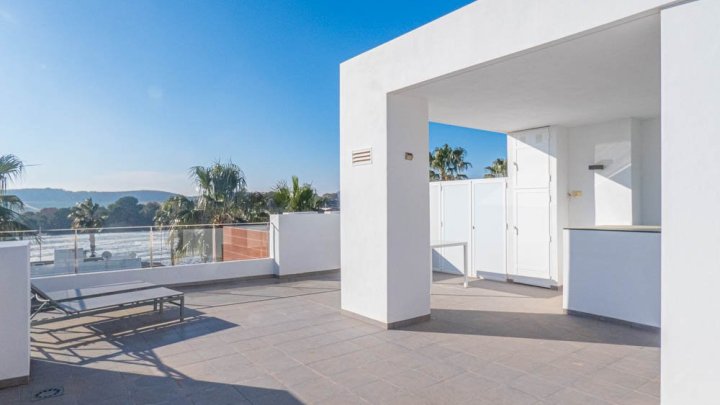 Exklusive Obergeschoss-Wohnung mit 2 Schlafzimmern, 2 Bäder, Dachterrasse, Gemeinschaftspool und schönem Ausblick im La Finca Golf Resort 