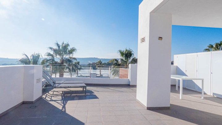 Exklusive Obergeschoss-Wohnung mit 2 Schlafzimmern, 2 Bäder, Dachterrasse, Gemeinschaftspool und schönem Ausblick im La Finca Golf Resort 