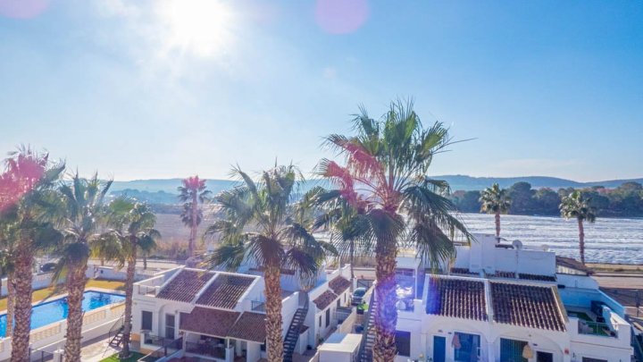 Exklusive Obergeschoss-Wohnung mit 2 Schlafzimmern, 2 Bäder, Dachterrasse, Gemeinschaftspool und schönem Ausblick im La Finca Golf Resort 