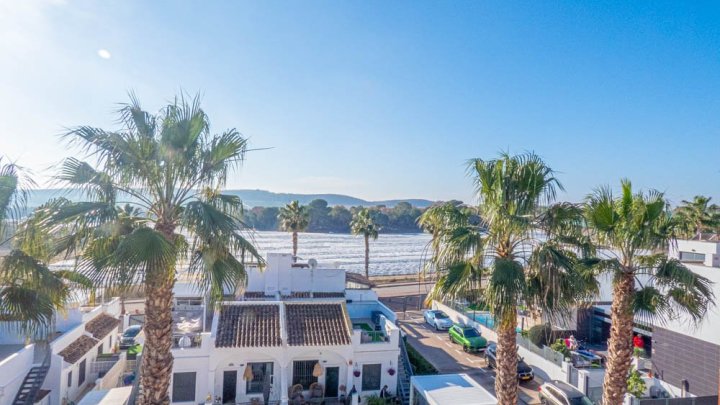 Exklusive Obergeschoss-Wohnung mit 2 Schlafzimmern, 2 Bäder, Dachterrasse, Gemeinschaftspool und schönem Ausblick im La Finca Golf Resort 