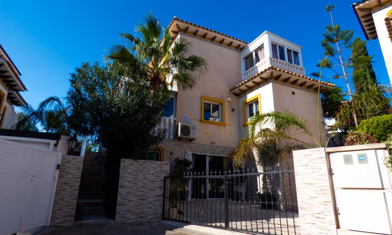 Villa mit 4 Schlafzimmern, 3 Bädern und Privatpool in Playa Flamenca