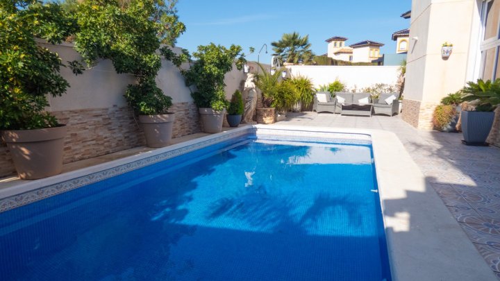 Villa mit 4 Schlafzimmern, 3 Bädern und Privatpool in Playa Flamenca