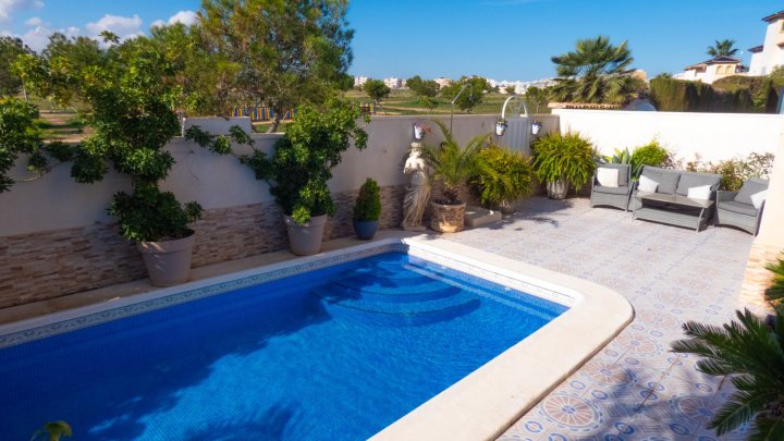 Villa mit 4 Schlafzimmern, 3 Bädern und Privatpool in Playa Flamenca