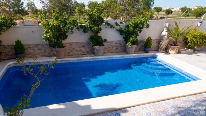 Villa mit 4 Schlafzimmern, 3 Bädern und Privatpool in Playa Flamenca