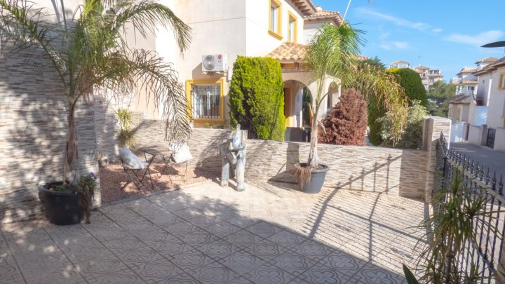 Villa mit 4 Schlafzimmern, 3 Bädern und Privatpool in Playa Flamenca