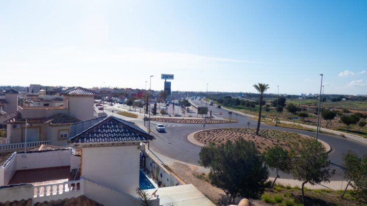 Villa mit 4 Schlafzimmern, 3 Bädern und Privatpool in Playa Flamenca