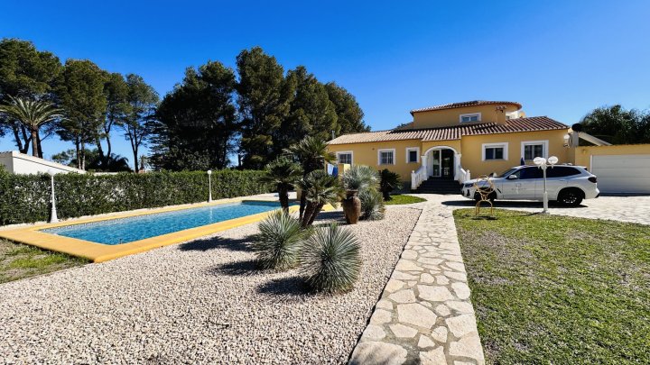 Sehr gepflegte Villa mit großem Grundstück, großem Pool, Tennisplatz, Brunnen, Garage, Heizung, Klima und vielen Extras