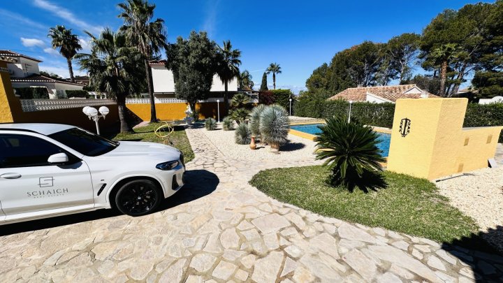 Sehr gepflegte Villa mit großem Grundstück, großem Pool, Tennisplatz, Brunnen, Garage, Heizung, Klima und vielen Extras
