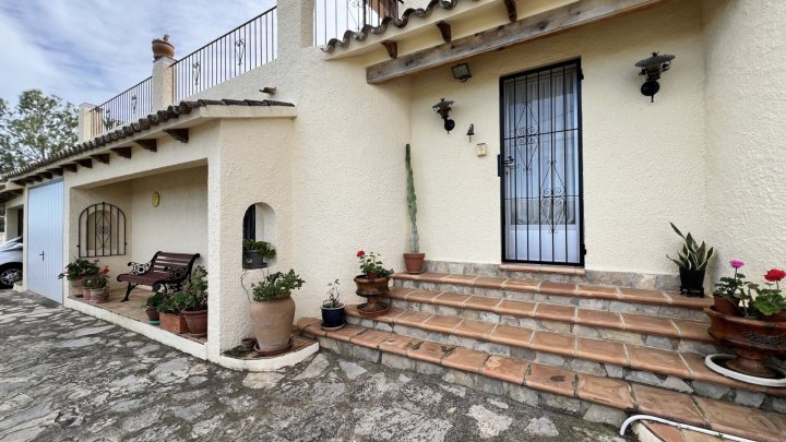 Charmante 4 Schlafzimmer Villa mit Meerblick, Whirlpool, Garage und viel Privatsphäre