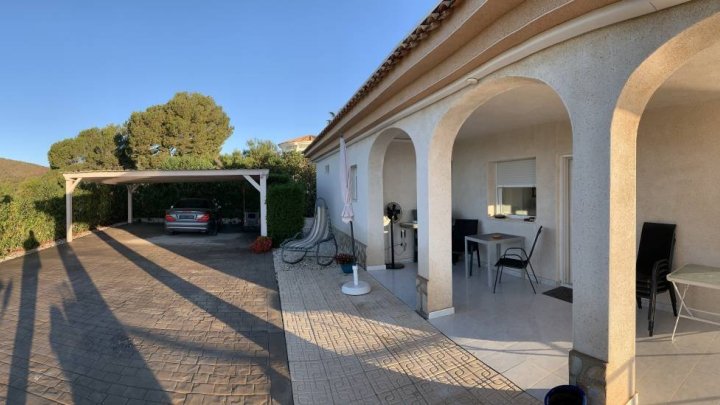 Exklusive Villa mit 3 Schlafzimmern, 2 Bädern, Privatpool, Garage und traumhaftem Meer- und Küstenpanorama