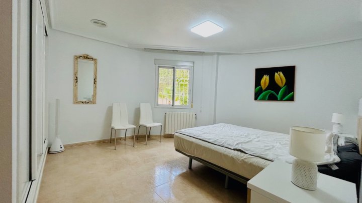 Wunderschöne Villa mit 4 Schlafzimmern, 2 Bädern, Dachterrasse, Privatpool und Garage