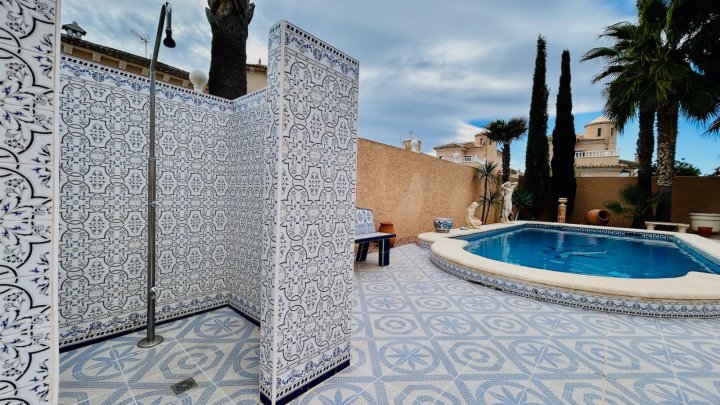 Wunderschöne Villa mit 4 Schlafzimmern, 2 Bädern, Dachterrasse, Privatpool und Garage