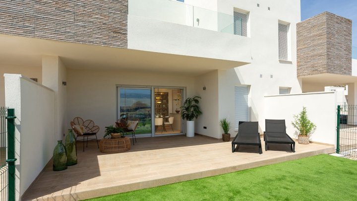 Erdgeschoss-Wohnungen mit 3 Schlafzimmern, 2 Bädern, Klimaanlage und Gemeinschaftspool in der wunderschönen Golfanlage La Finca Resort