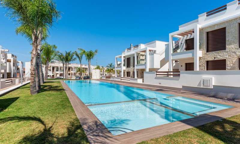 Sehr schöne Obergeschoss-Wohnungen mit 2 Schlafzimmern, 2 Badezimmern, Dachterrasse und 2 Gemeinschaftspool