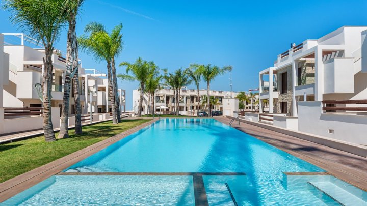 Sehr schöne Obergeschoss-Wohnungen mit 2 Schlafzimmern, 2 Badezimmern, Dachterrasse und 2 Gemeinschaftspool