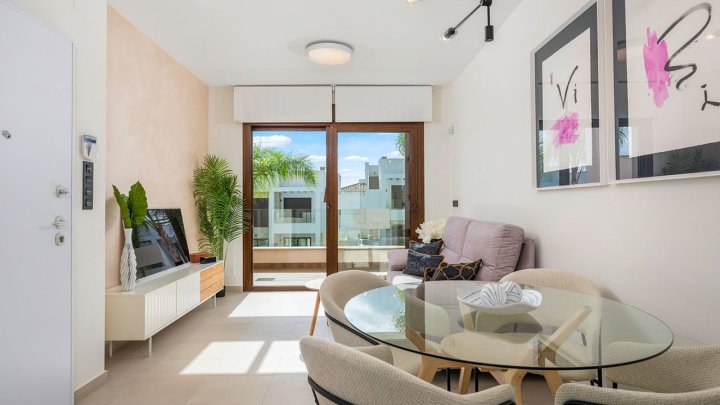 Sehr schöne Obergeschoss-Wohnungen mit 2 Schlafzimmern, 2 Badezimmern, Dachterrasse und 2 Gemeinschaftspool