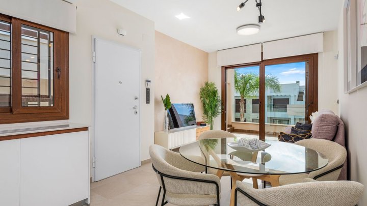 Sehr schöne Obergeschoss-Wohnungen mit 2 Schlafzimmern, 2 Badezimmern, Dachterrasse und 2 Gemeinschaftspool