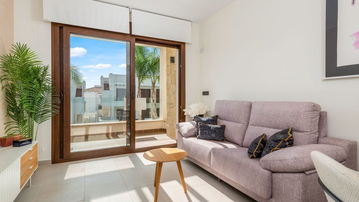 Sehr schöne Obergeschoss-Wohnungen mit 2 Schlafzimmern, 2 Badezimmern, Dachterrasse und 2 Gemeinschaftspool