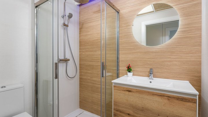 Sehr schöne Obergeschoss-Wohnungen mit 2 Schlafzimmern, 2 Badezimmern, Dachterrasse und 2 Gemeinschaftspool