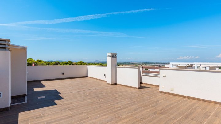 Sehr schöne Obergeschoss-Wohnungen mit 2 Schlafzimmern, 2 Badezimmern, Dachterrasse und 2 Gemeinschaftspool