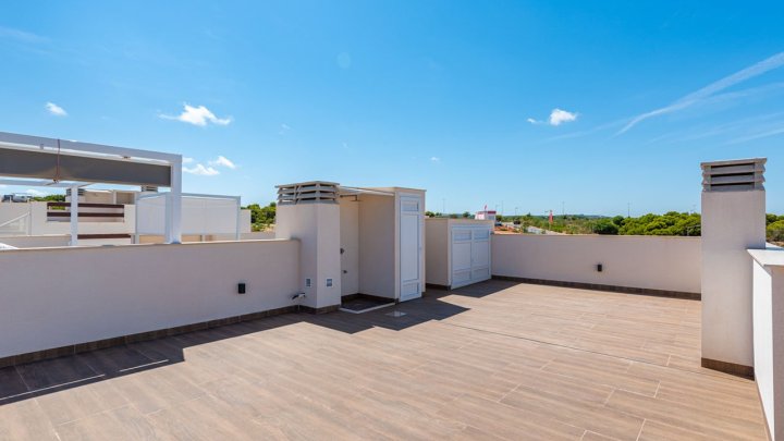 Sehr schöne Obergeschoss-Wohnungen mit 2 Schlafzimmern, 2 Badezimmern, Dachterrasse und 2 Gemeinschaftspool