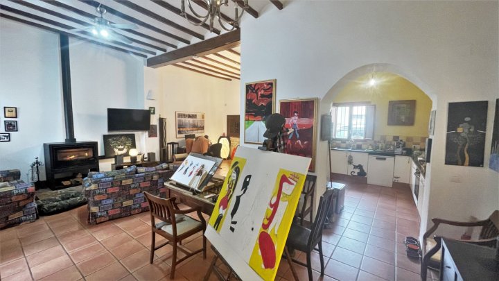 Charmantes, spanisches Stadthaus mit 4 Schlafzimmern und Patio