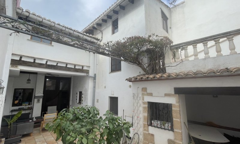 Charmantes, spanisches Stadthaus mit 4 Schlafzimmern und Patio