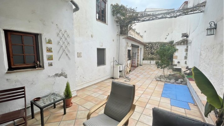 Charmantes, spanisches Stadthaus mit 4 Schlafzimmern und Patio