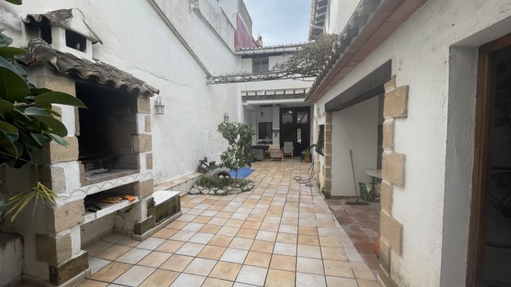Charmantes, spanisches Stadthaus mit 4 Schlafzimmern und Patio
