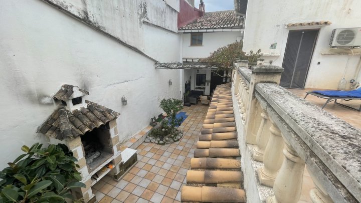 Charmantes, spanisches Stadthaus mit 4 Schlafzimmern und Patio