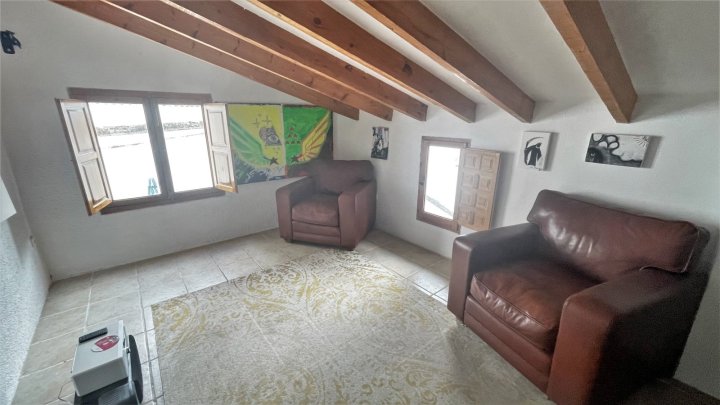 Charmantes, spanisches Stadthaus mit 4 Schlafzimmern und Patio