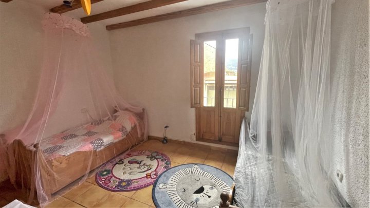 Charmantes, spanisches Stadthaus mit 4 Schlafzimmern und Patio