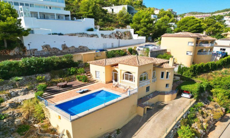 Schöne 3 SZ Villa mit Pool mit Panoramablick, BBQ Bereich, Parkplatz