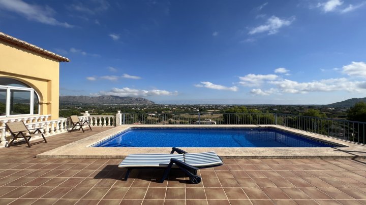 Schöne 3 SZ Villa mit Pool mit Panoramablick, BBQ Bereich, Parkplatz