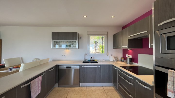 Schöne 3 SZ Villa mit Pool mit Panoramablick, BBQ Bereich, Parkplatz