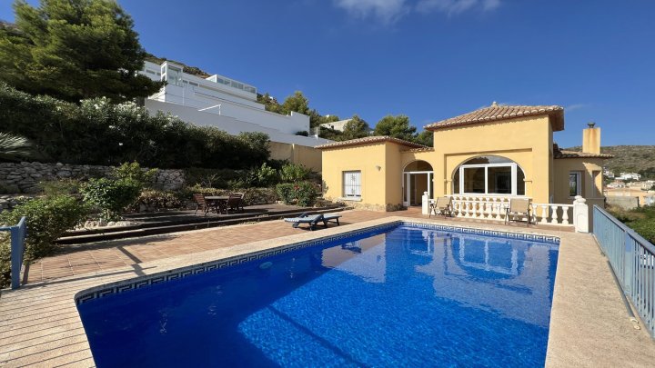 Schöne 3 SZ Villa mit Pool mit Panoramablick, BBQ Bereich, Parkplatz