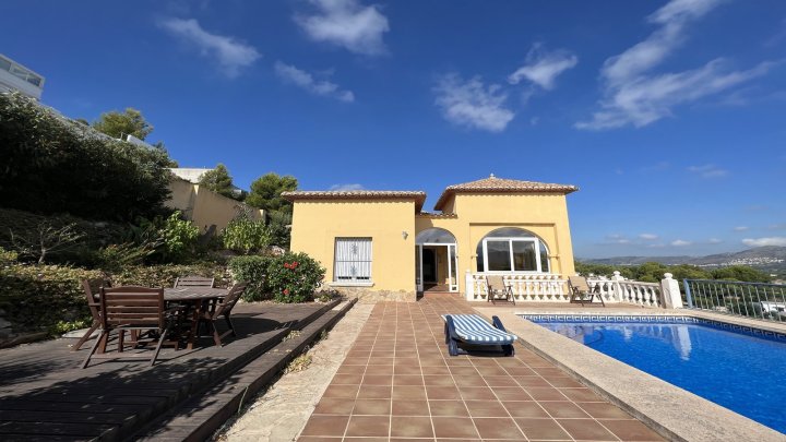 Schöne 3 SZ Villa mit Pool mit Panoramablick, BBQ Bereich, Parkplatz