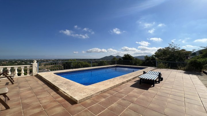 Schöne 3 SZ Villa mit Pool mit Panoramablick, BBQ Bereich, Parkplatz