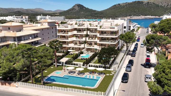 Appartements mit 2 Schlafzimmern, 2 Bädern, Fußbodenheizung in Bädern, Klimaanlage und Gemeinschaftspool nur 250 m vom Meer