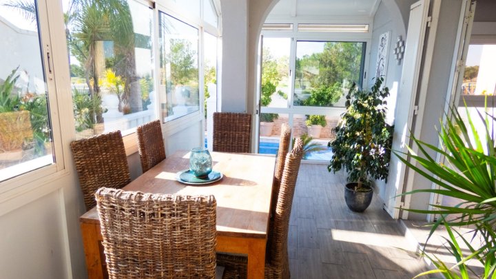 Villa mit 4 Schlafzimmern, 3 Bädern, Dachterrasse, Privatpool und schönem Ausblick