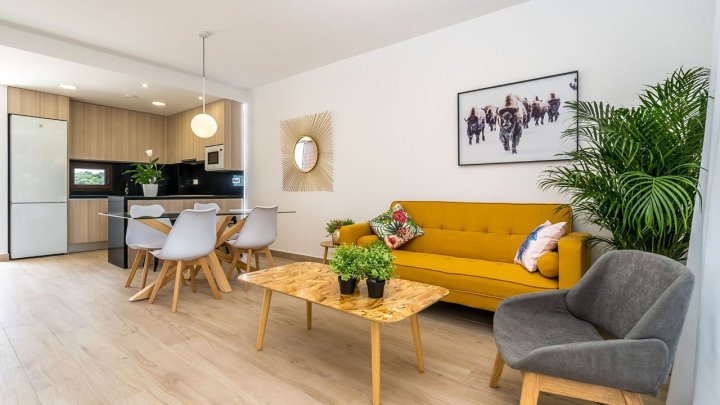 Exklusive Obergeschoss-Wohnungen mit 2 Schlafzimmern, 2 Bädern, Dachterrasse und Gemeinschaftspool