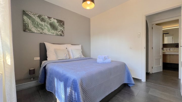 Sehr hochwertig renovierte Villa in Toplage mit großem, sonnigen Grundstück und vielen Extras