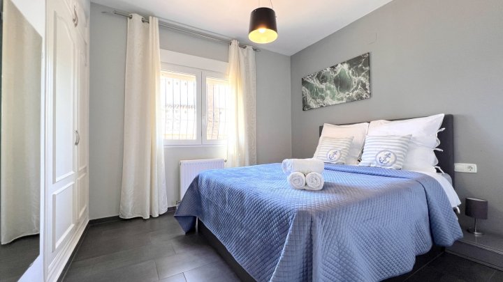 Sehr hochwertig renovierte Villa in Toplage mit großem, sonnigen Grundstück und vielen Extras