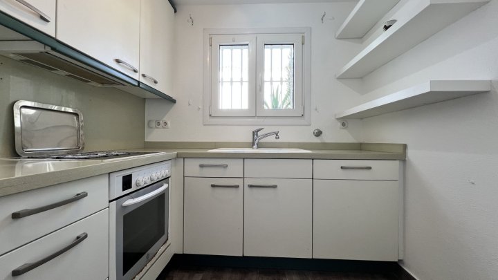 Freistehende Villa direkt am Golfplatz, Sackgasse, Pool, 2 SZ, 2 Bäder etc.