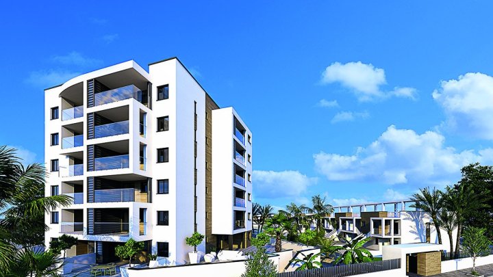 Appartements mit 3 Schlafzimmern und 2 Bädern in abgeschlossener Anlage mit Gemeinschaftspools nur 600 m vom Strand