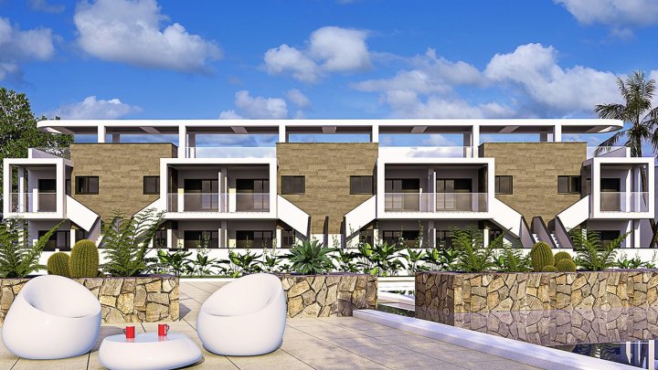 Obergeschoss-Wohnungen mit 2 Schlafzimmern, 2 Bädern und Dachterrasse in abgeschlossener Anlage mit Gemeinschaftspools nur 600 m vom Strand